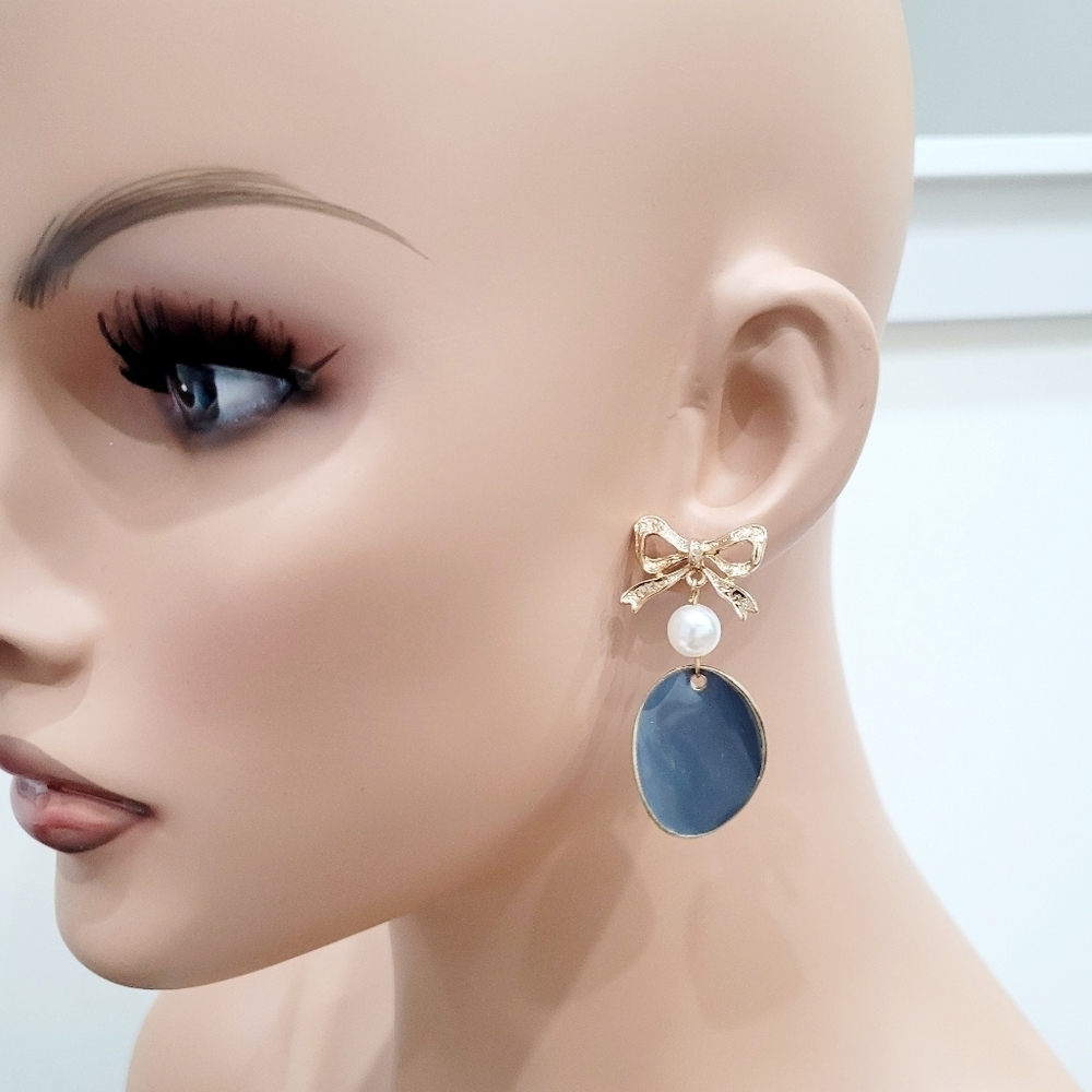 Brand New Gold Tone Ribbon Grey Pearls Dangle Earrings